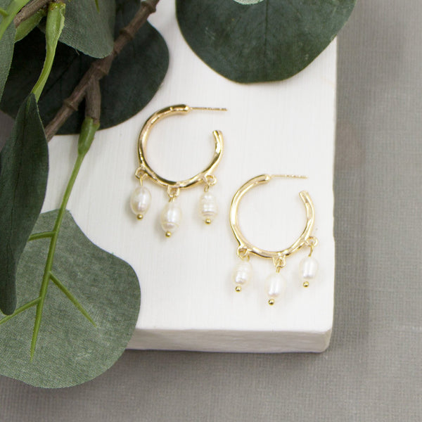 Little gold plated hoop earrings with real pearls