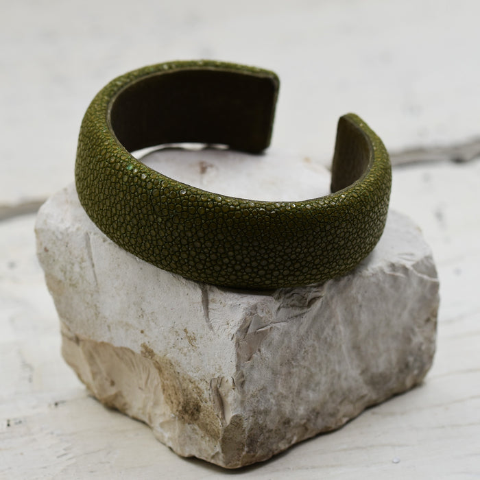 Olive luxury stingray bangle (22mm width)