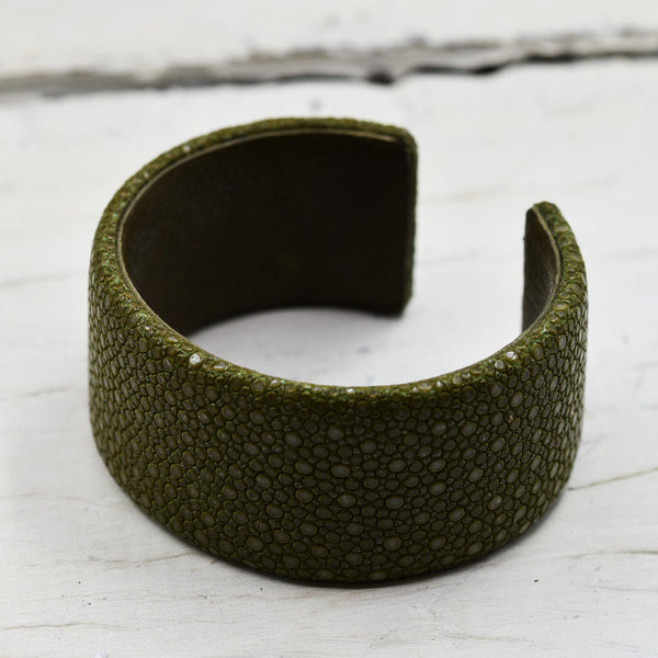 Olive luxury stingray bangle (35mm width)